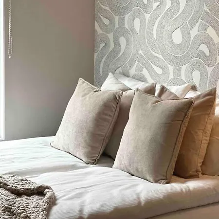 Private Lux 2br & 2ba Center With Free Parking *