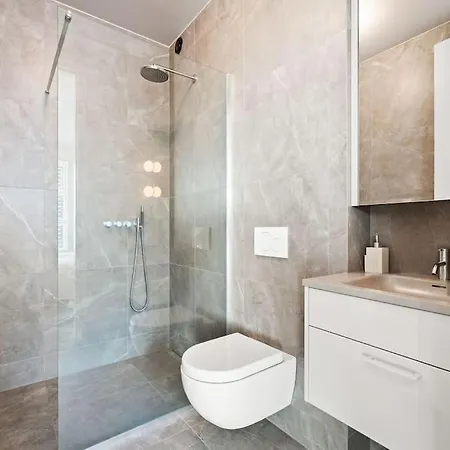 Private Lux 2br & 2ba Center With Free Parking